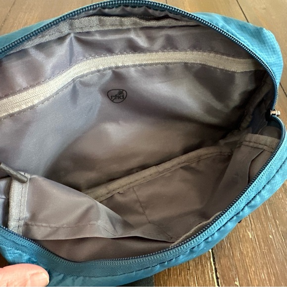 Travelon RFID waistpack - Picture 3 of 14